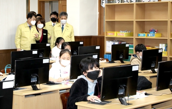 대전시교육청이 시의회 예산안 심사 40일 전에 지역 내 전 학교에 대한 온라인구축을 발표해 '전시행정'이라는 비난을 사고 있다.