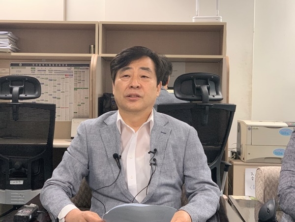 유영균 대전도시공사 사장이 12일  대전시청 기자실에서 유성복합터미널 조성사업 정상화 방안을 설명하고 있다.
