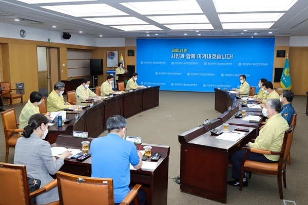 대전시교육감, 대전경찰청장, 5개 구청장, 충대병원장, 감염병 특보가 참여한 긴급회의를 열고, 최근 급속하게 확산되고 있는 코로나19 대응방안을 논의했다.