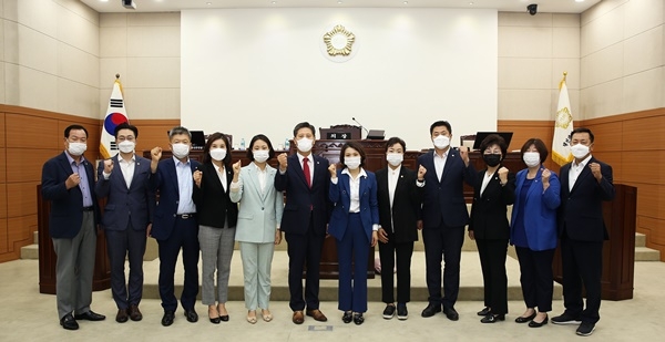 대전 유성구의회가 1일 상임위원장을 선출하고 하반기 원 구성을 마쳤다.