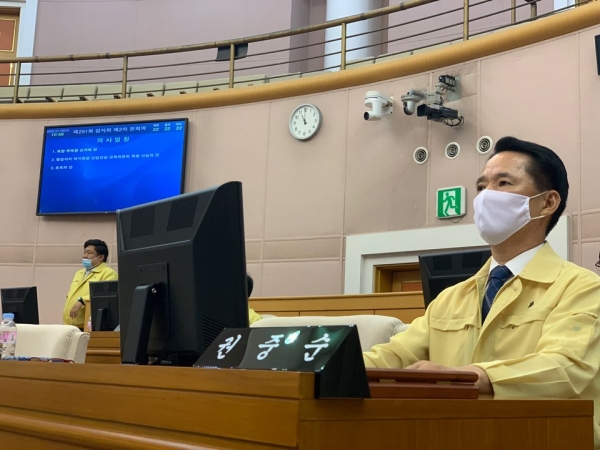 대전시의회 후반기 의장 후보로 단독 등록한 권중순 의원이 3일 1차에 이은 2차 투표에서도 과반수 득표에 실패했다.