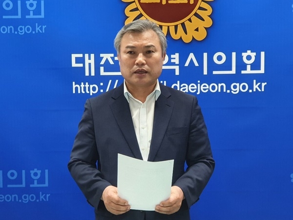 정기현 대전시의원이 9일 오전 시의회 기자실에서 원 구성과 관련한 기자회견을 갖고 있다.