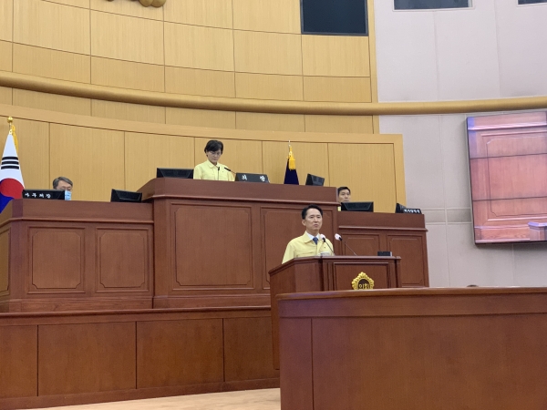 권중순 의원이 13일 대전시의회 본회의장에서 의장에 선출된 뒤 당선 소감을 발표하고 있다.