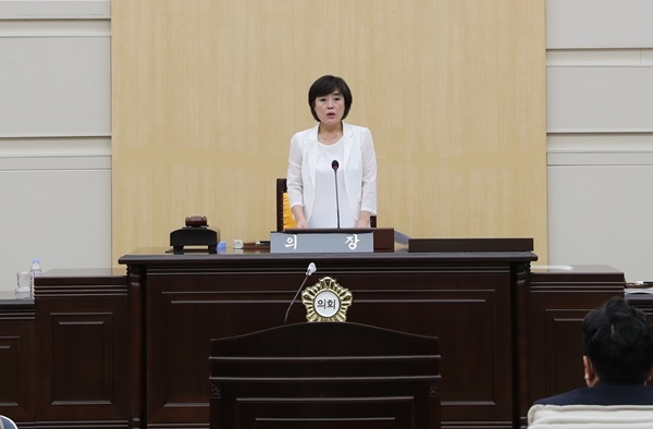 대전 동구의회 후반기 의장에 당선된 박민자 의원이 회의를 진행하고 있다.