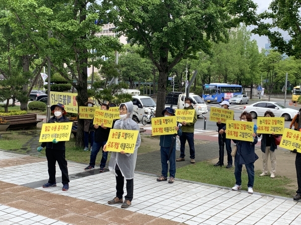 도안 2-2도시개발사업 농민지주 협의회가 지난 5월 19일 대전시청 앞에서 집회를 하고 있다.