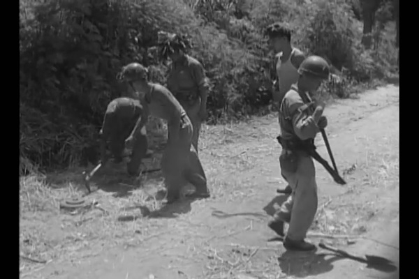 도로에 지뢰를 묻는 병사들(1950년 7월 17일)