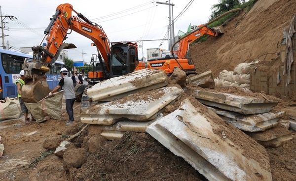 대전 동구청이 소제동 지역 수해 복구 작업을 벌이고 있다.