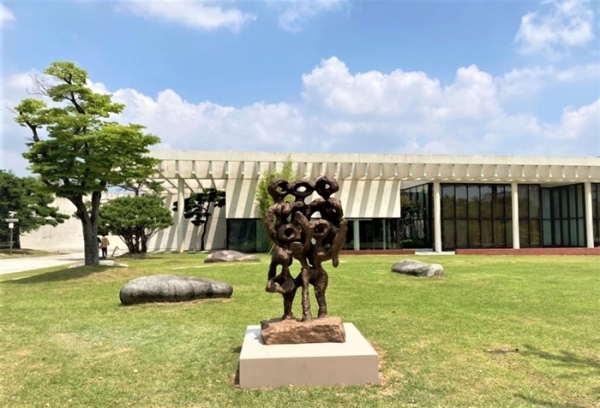 이응노미술관 앞에 설치된 이응노의 '군상' 조각 에디션