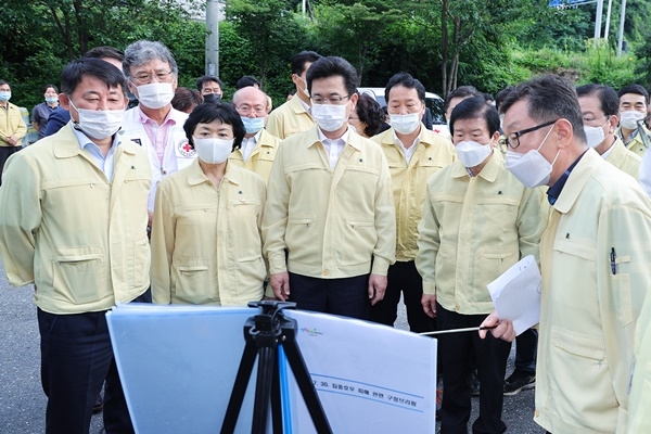 박병석 국회의장이 31일 대전 집중호우 피해 현장에서 관계자로부터 설명을 듣고 있다.