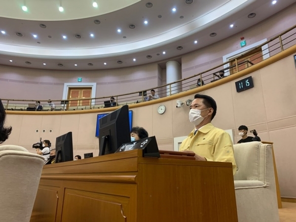 민주당 대전시당 윤리심판원은 대전시의회 원 구성 과정에서 부적절한 처신으로 의회 파행에 책임을 물어 권중순 대전시의장에 대해 '당원자격정지 1개월' 처분을 내렸다.