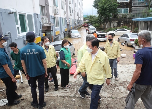 대전 서구는 지난 달 30일 새벽 집중호우로 아파트 2개동이 물에 잠김 서구 정림동 코스모스아파트에서 복구 작업을 벌였다.