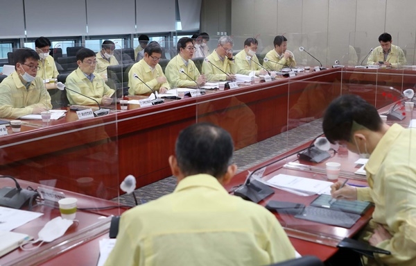 양승조 충남지사가 3일 오전 실국원장 회의를 주재하고 있다.