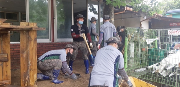 육군 32사단 장병들의 금산 수해 현장에서 복구 작업을 벌이고 있다.