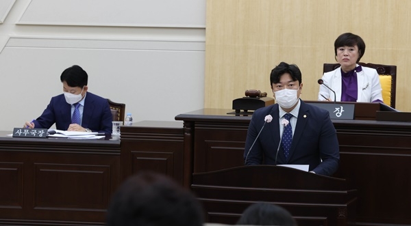 박철용(국민의힘·다선거구) 동구의원이 24일 열린 제252회 임시회 제5차 본회의에서 대전의료원 설립 촉구 결의안에 대해 발언하고 있는 모습.