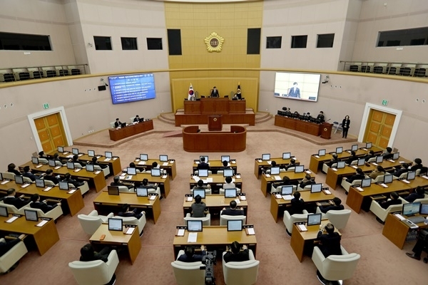 대전시의회는 24일 제253회 임시회 제4차 본회의에서 '중소벤처기업부 이전 논의 중단 및 대전세종 상생 촉구 결의안'을 의결했다.