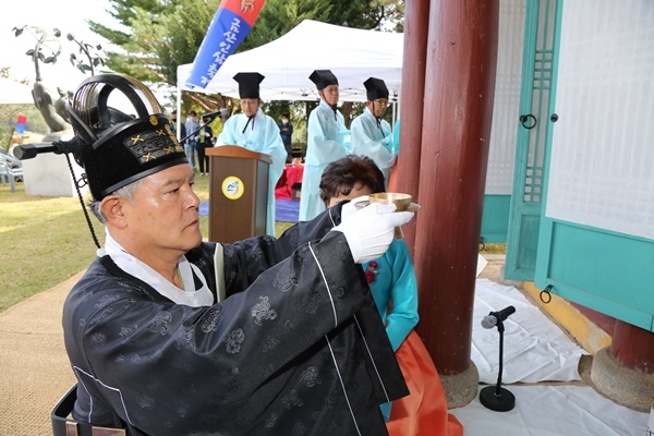 문정우 금산군수가 지난 9일 열린 제39회 금산인삼축제 개삼제에서 초헌을 올리고 있다.