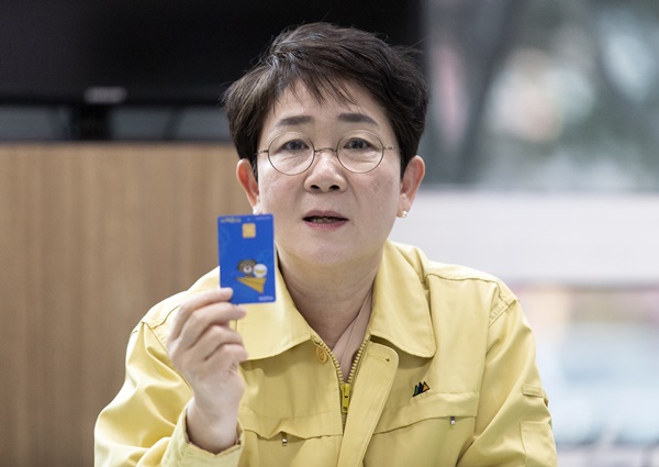박정현 대덕구청장이 지역화폐 대덕e로움 카드를 소개하고 있다. (사진=대덕구 제공)