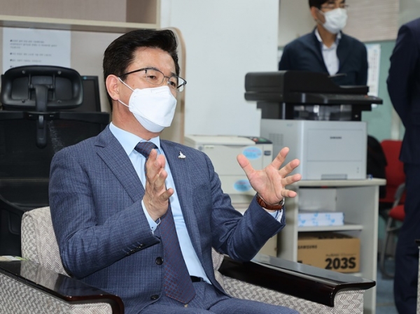 허태정 시장이 20일 오후 대전시청 기자실을 찾아 중소벤처기업부 세종 이전 추진에 대한 입장을 밝히고 있다.