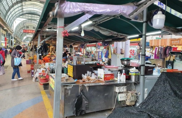 천안시는 21일부터 전통시장 식품노점의 영업신고제가 시행됐다.
