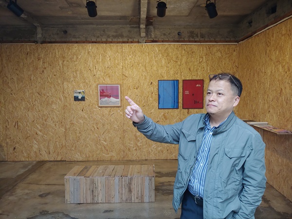 용두 예술공간 유현민 디렉터가 공간을 소개하고 있다.