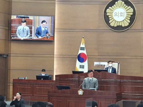 유영채 시의원이 26일 열린 시정질문에서 박상돈 천안시장에게 시설관리공단 임원 임명 관련 질문을 하고 있다.