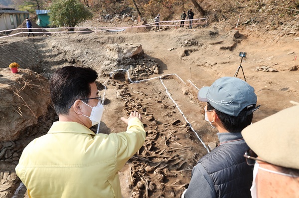 허태정 대전시장이 13일 오전 동구 낭월동 13번지 산내곤룡골 유해발굴에 대해 현장점검을 벌였다.