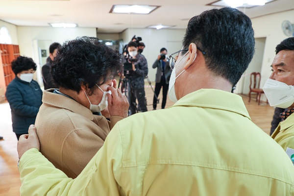 허태정 시장이 대전산내사건희생자 유족을 격려하고 있다.