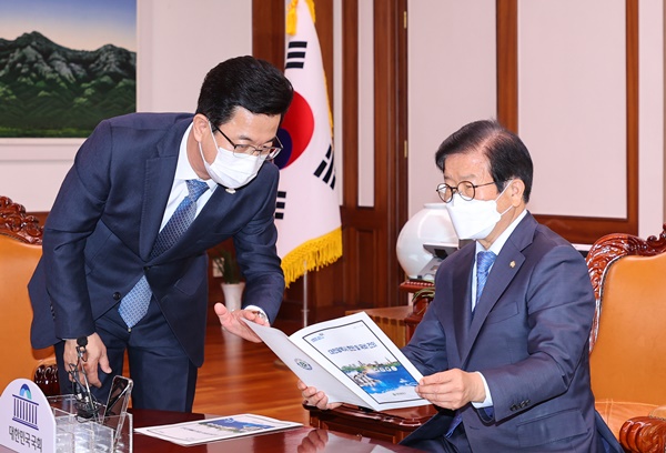 허태정 대전시장은 17일 오전 국회를 찾아 박병석 의장에게 중소벤처기업부의 대전 존치를 건의했다.