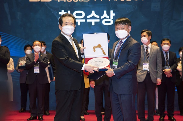 아산시가 상반기 적극행정 우수사례 경진대회에서 최우수상인 국무총리상을 수상했다.