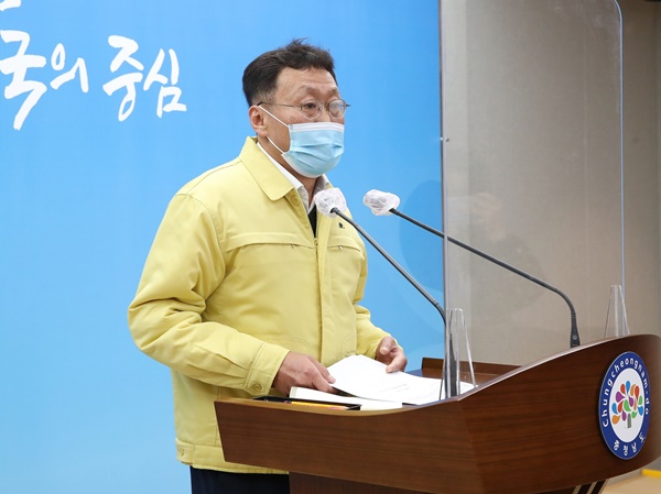 김득응 충남도의원이 19일 행정사무감사에서 있은 막말 논란에 대해 사과 기자회견을 하고 있다.
