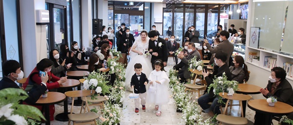 대전 서구는 지난 29일 월평동 한 카페에서 '사랑의 결실, 작은 결혼식' 5호 커플 결혼식을 가졌다.