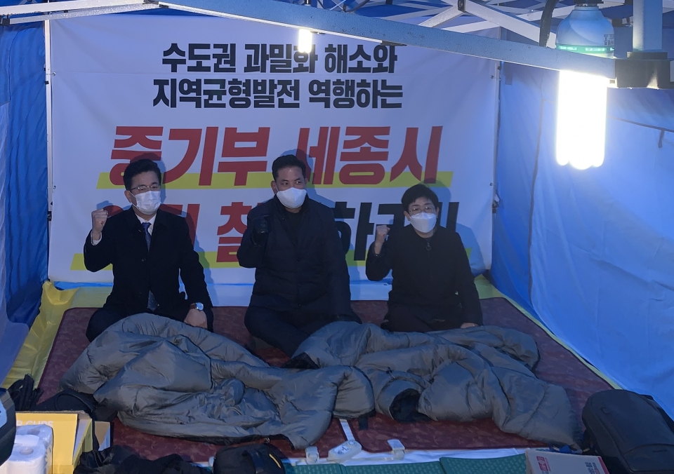 허태정 시장과 박영순 의원이 천막 안에서 포즈를 취하고 있는 모습.