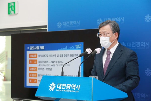 김명수 대전시 정무부시장이 태양광 기업공동활용 연구센터에 대해 설명하고 있다.