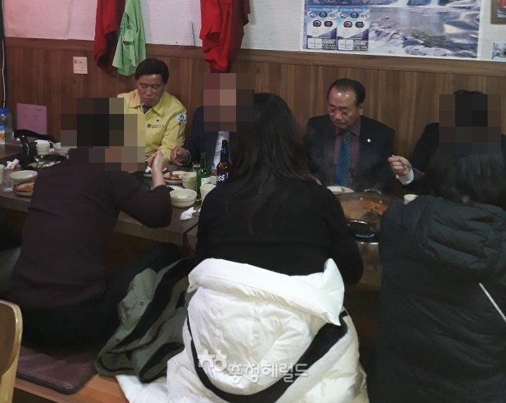 지난달 30일 황인호 동구청장과 황종성 동구의원이 동구 삼성동 소재 식당에서 식사 중인 모습.