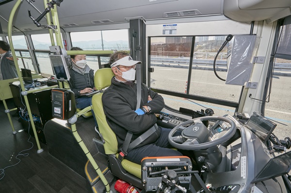 2일 세종시에서 열린 자율협력주행버스 시연에서 탑승자는 팔장을 낀채 운행 보조 역할만 했다.