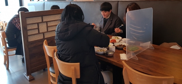 시민들이 비말 차단막이 설치된 식당에서 식사하는 모습.(사진=대전시청)