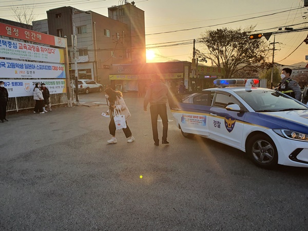 천안북일여고 앞에서는 경찰차로 입실 마감 시간에 임박해 도착한 수험생도 있었다.