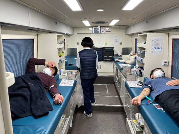 한국조폐공사는 코로나19 확산에 따른 혈액수급난 극복을 돕기 위해 대전 본사에서 ‘2020 하반기 사랑의 헌혈’을 실시했다.[사진= 조폐공사 제공]
