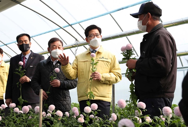 양승조 충남지사가 18일 예산 화훼 재배 농가를 찾아 고충을 듣고 있다.  