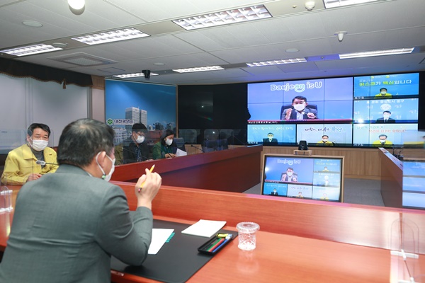 대전시 서철모 행정부시장이 19일 오후 온라인으로 5개 자치구 부구청장과 인구 감소 등 현안에 대해 시구행정협의회를 갖고 있다.