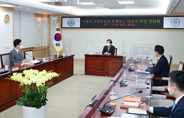허태정 대전시장이 22일 박병석 국회의장에게 업무 보고를 하고 있다.