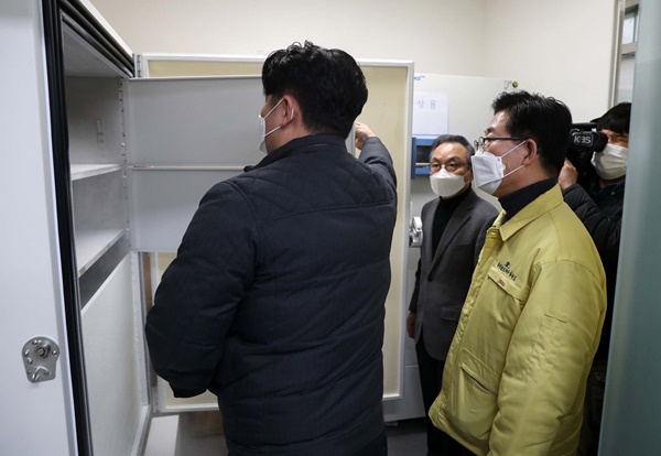양승조 충남지사가 11일 권역별 예방접종센터인 순천향대 천안병원을 찾아 백신 접종 준비 상황을 점검하고 있다.