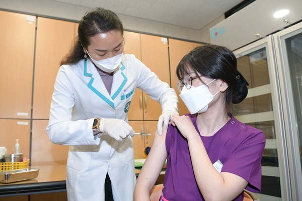 요양병원 간호사인 이하현씨가 26일 세종에서는 처음으로 백신 접종을 받고 있다.