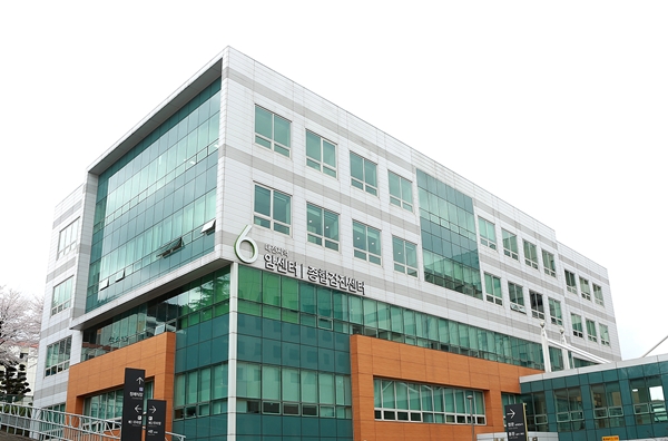 충남대병원 대전지역암센터 전경.