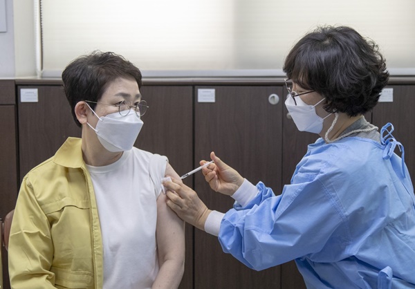 박정현 대전 대덕구청장이 지난 6일 대덕구보건소에서 코로나19 백신 접종을 하고 있다.