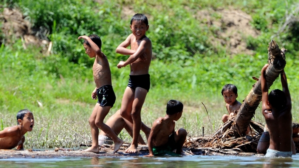대전시는 4.27 판문점선언 3주년을 맞아 조천현 작가를 초청해 ‘압록강 아이들’ 사진전을 개최한다. 아이들이 압록강 인근에서 물놀이를 즐기고 있는 모습. [사진 녹색나무 제공]