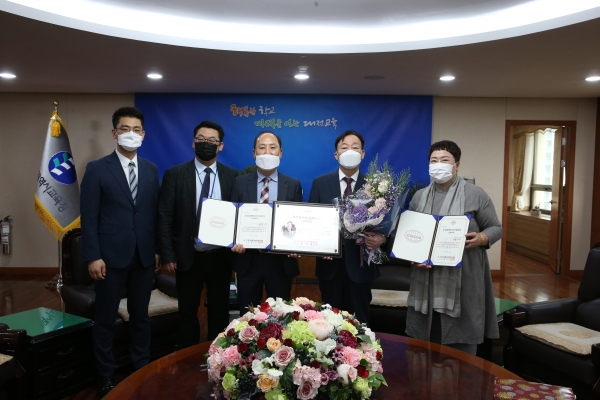 설동호 대전광역시교육감은 (사)한국유통경영학회에서 주관하는 2021년「우수광역자치기관장상(교육부분)」을 수상하였다.