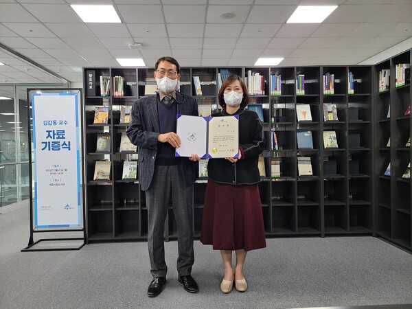 세종시립도서관은 21일 김갑동 대전대학교 교수(사진 왼쪽)에게 도서 기증 감사장을 수여했다. [사진 세종시청 제공]