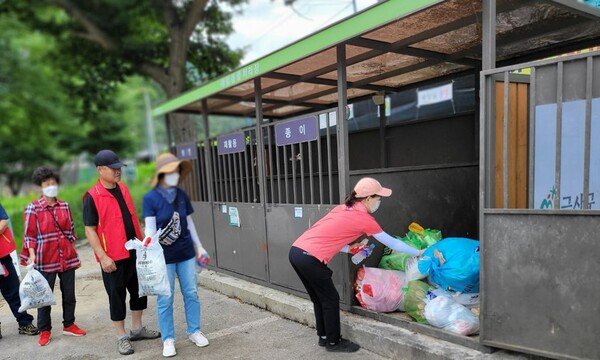 금산축제관광재단은 지역 관광명소의 쓰레기를 치우는 ‘쓰담트레블’ 캠페인를 벌이고 있다. [사진 금산축제관광재단 제공]