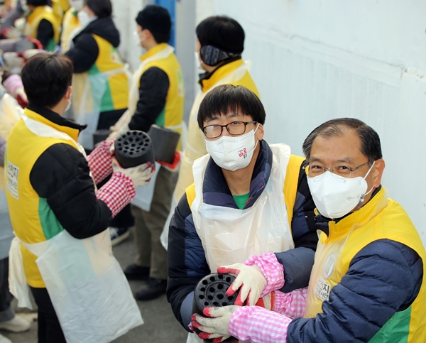 신천지자원봉사단 대전지부가 5일 동구 대동에서 ‘제21회 이웃사랑 연탄나눔’을 하고 있다.
